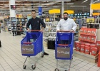 Miguel Cobo y Antonio Arrabal compraron ayer los productos para participar en Top War Chef. 